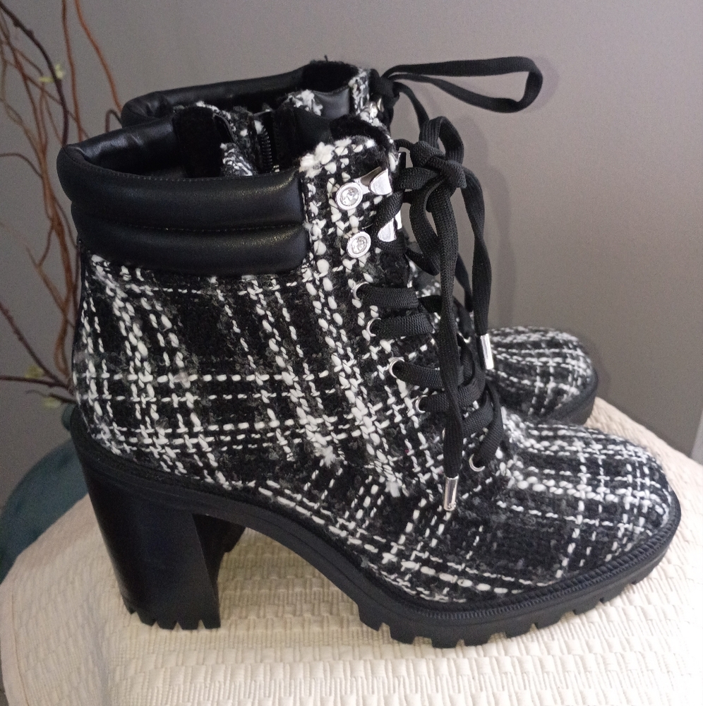 NWT.JLO Women's Black and White Plaid Tweed  Ankle Boots Size 9.5